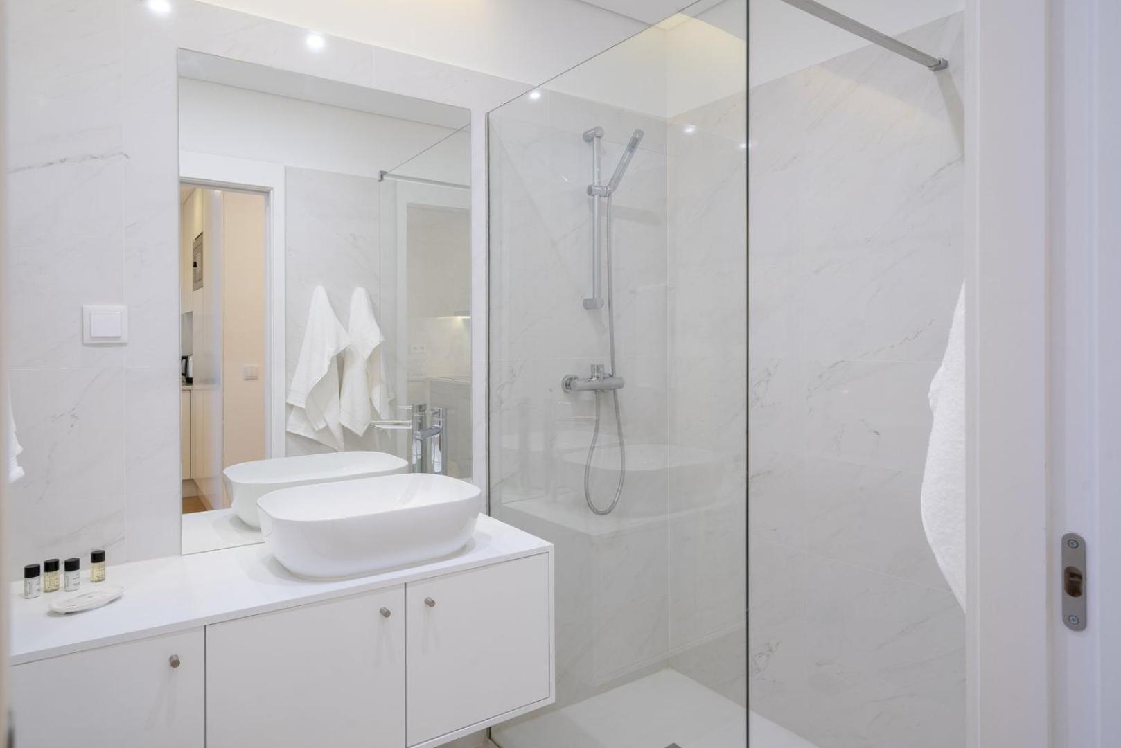 GuestReady - Modern 2-Bedroom Apartment in Cedofeita Porto Exterior foto